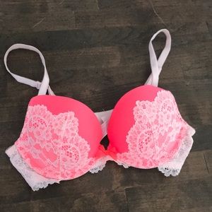 Victoria’s Secret underwire bra- 32B